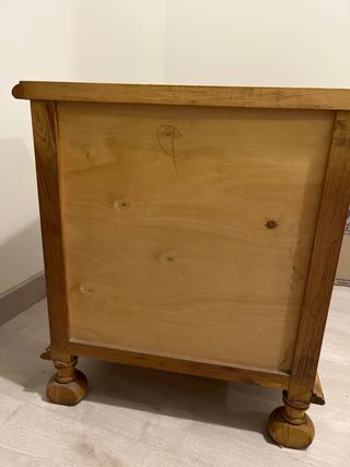 Mesita de noche de madera