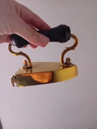 Antigua plancha de bronce y madera