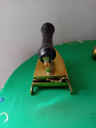 Antigua plancha de bronce y madera