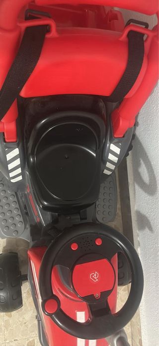 Camión de juguete rojo con remolque