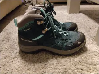 Botas de montaña infantiles nuevas