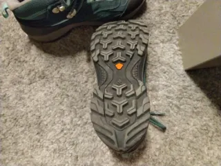 Botas de montaña infantiles nuevas