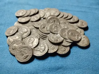 Pisapapeles antiguo monedas fundidas