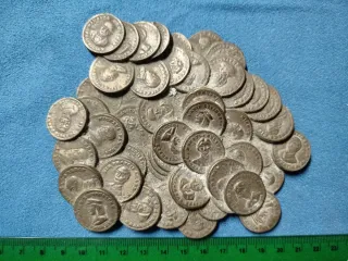 Pisapapeles antiguo monedas fundidas