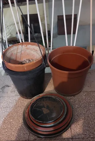 Set 4 vasi e vari sottovasi per piante