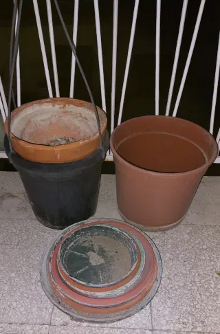 Set 4 vasi e vari sottovasi per piante