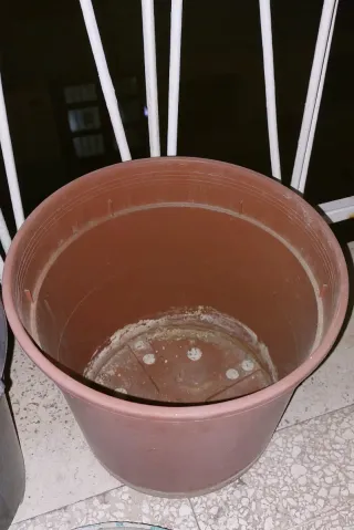 Set 4 vasi e vari sottovasi per piante