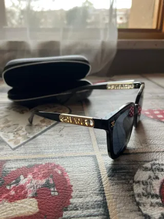 Occhiali Chanel neri e oro
