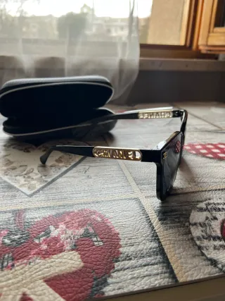Occhiali Chanel neri e oro