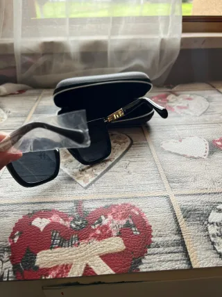 Occhiali Chanel neri e oro