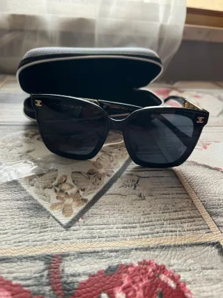 Occhiali Chanel neri e oro