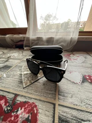 Occhiali Chanel neri e oro