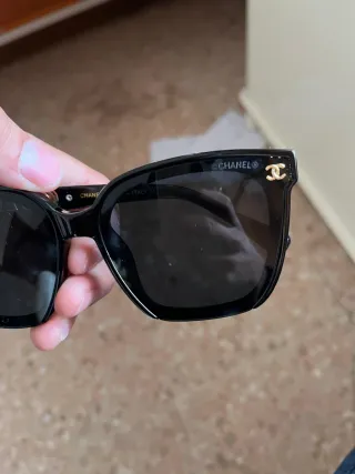 Occhiali Chanel neri e oro