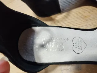 Sandalias negras tacón bajo