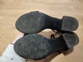 Sandalias negras tacón bajo