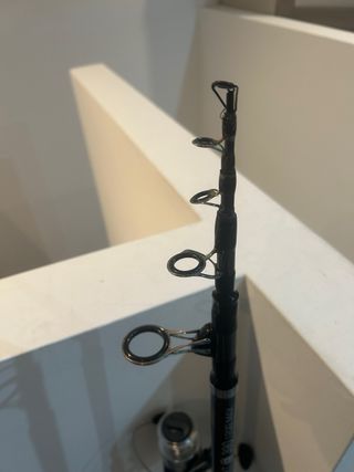 Caña y carrete de pesca