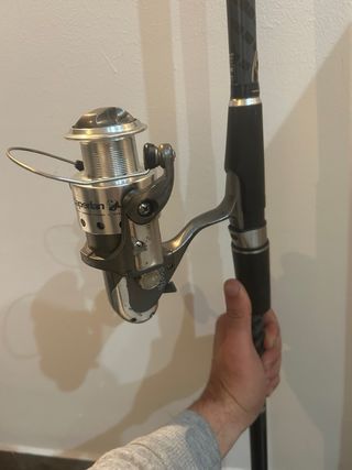 Caña y carrete de pesca