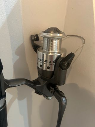 Caña y carrete de pesca