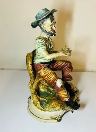 Scultura Capodimonte vintage uomo seduto