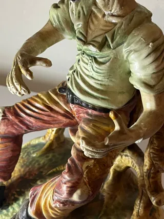 Scultura Capodimonte vintage uomo seduto