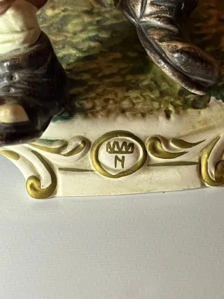 Scultura Capodimonte vintage uomo seduto