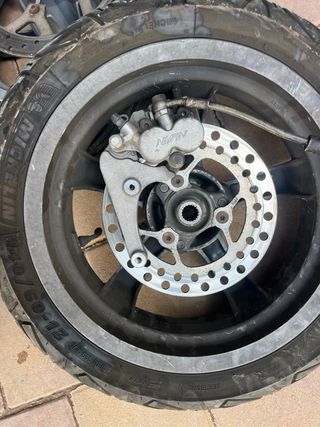 Rueda de moto con disco de freno