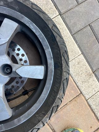 Rueda de moto con disco de freno