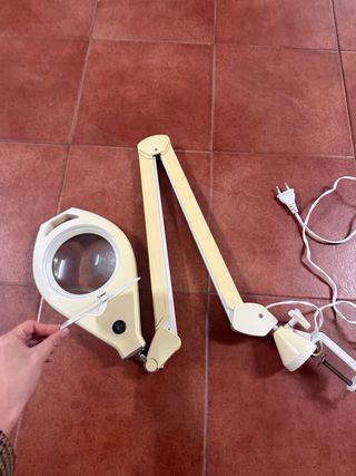 Lámpara lupa con brazo articulado