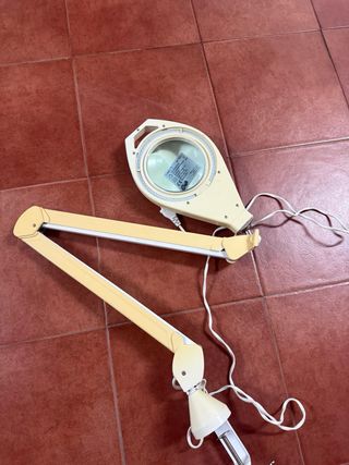 Lámpara lupa con brazo articulado
