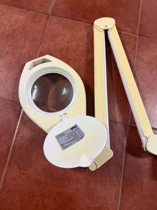 Lámpara lupa con brazo articulado