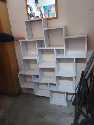 Estantería de pared blanca