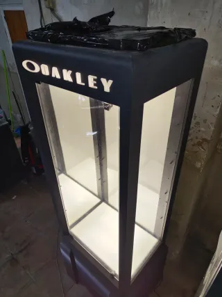 Vitrina expositor Oakley retroiluminado