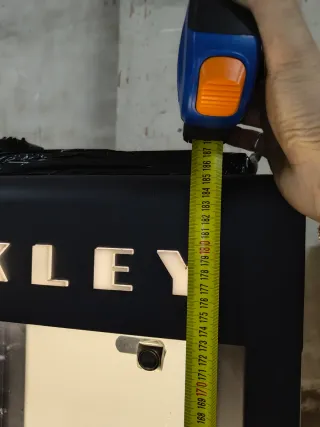 Vitrina expositor Oakley retroiluminado