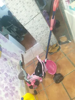 Triciclo rosa para niña con arnés