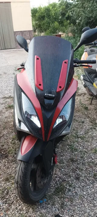 Moto Kymco 500cc Roja y Negra