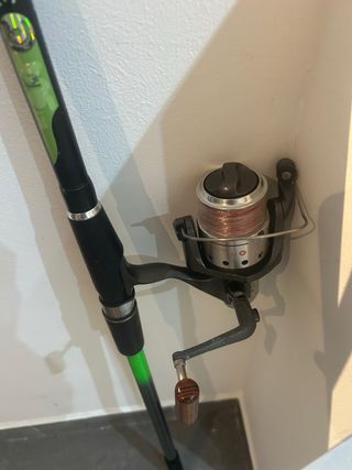 Caña de pescar con carrete