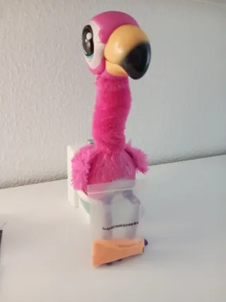 Flamenco de juguete con váter