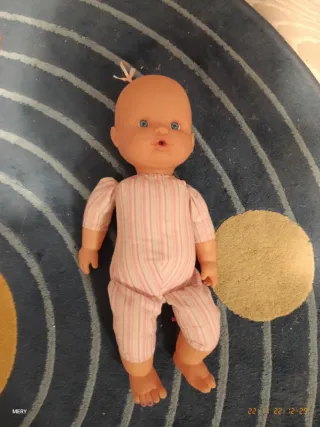 Muñeco bebé con pijama a rayas