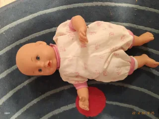 Muñeco bebé con pijama a rayas