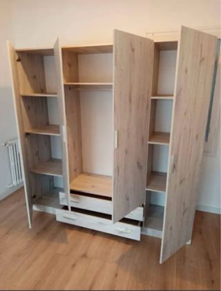 Sofá canapé colchón armario mesas con sillas