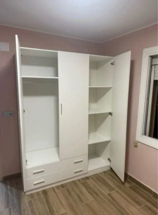 Sofá canapé colchón armario mesas con sillas