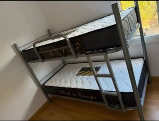 Sofá canapé colchón armario mesas con sillas