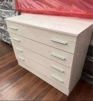 Sofá canapé colchón armario mesas con sillas