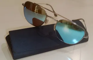 Gafas de sol Cartier azul y montura de plata.