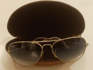 Gafas de sol Cartier azul y montura de plata.