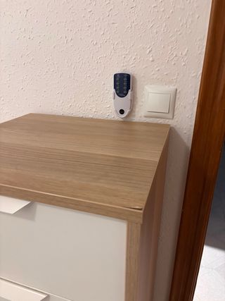 Cómoda de madera con cajones blancos