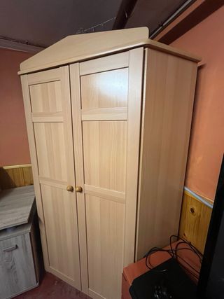 Armario esquinero de madera