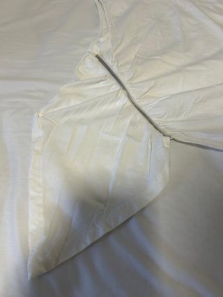 Camiseta blanca sin mangas con fruncido