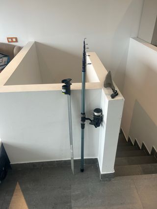 Caña de pescar con carrete y piqueta