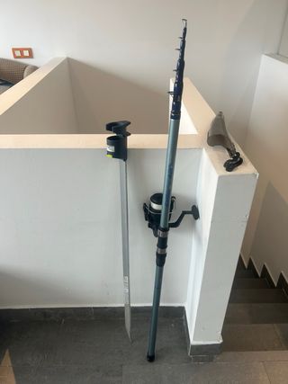 Caña de pescar con carrete y piqueta